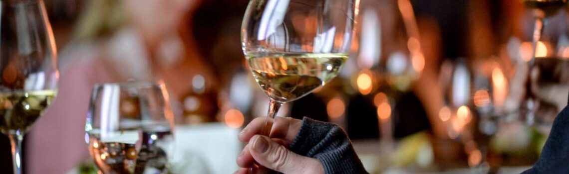 ADOBESTOCK_280758780 1140X350 | Hôtel Restaurant Klein Quels vins d’Alsace pour l’apéro ? Gérardmer