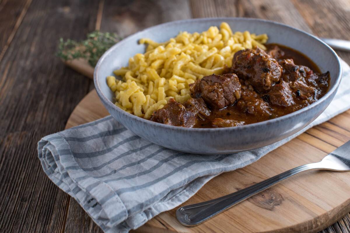 CIVET LIÈVRE SPAETZLE | Hôtel Restaurant Klein Ragoût de cerf ou civet : quelle est la différence et lequel choisir au restaurant ? Wittelsheim